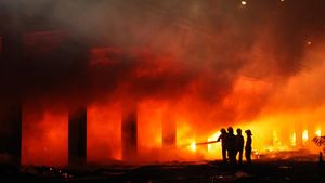 Penampakan Kebakaran Landa Kolong Tol Surabaya-Porong