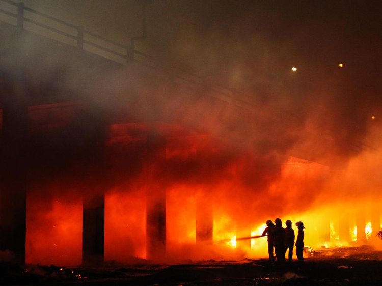 Penampakan Kebakaran Landa Kolong Tol Surabaya-Porong