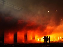 Penampakan Kebakaran Landa Kolong Tol Surabaya-Porong