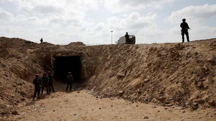 Israeli soldiers stand at the entrance to a tunnel leading to Egypt amid the ongoing conflict between Israel and the Palestinian Islamist group Hamas in the Gaza Strip, in the Philadelphi Corridor area in southern Gaza, September 13, 2024. REUTERS/Amir Cohen EDITOR'S NOTE: REUTERS PHOTOGRAPHS WERE REVIEWED BY THE IDF AS PART OF THE CONDITIONS OF THE EMBED. NO PHOTOS WERE REMOVED.      TPX IMAGES OF THE DAY