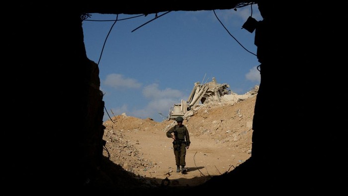 Israeli soldiers stand at the entrance to a tunnel leading to Egypt amid the ongoing conflict between Israel and the Palestinian Islamist group Hamas in the Gaza Strip, in the Philadelphi Corridor area in southern Gaza, September 13, 2024. REUTERS/Amir Cohen EDITOR'S NOTE: REUTERS PHOTOGRAPHS WERE REVIEWED BY THE IDF AS PART OF THE CONDITIONS OF THE EMBED. NO PHOTOS WERE REMOVED.      TPX IMAGES OF THE DAY