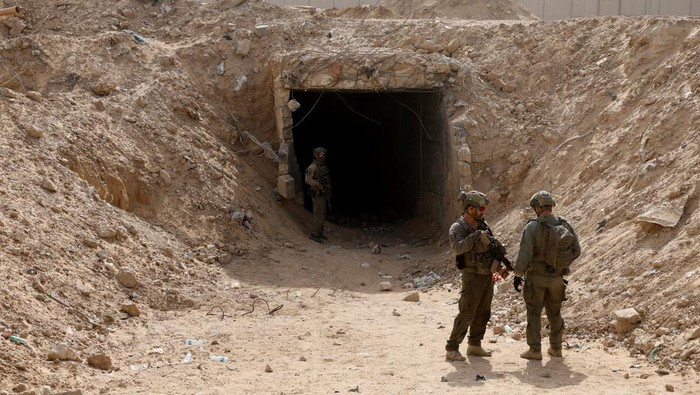 Israeli soldiers stand at the entrance to a tunnel leading to Egypt amid the ongoing conflict between Israel and the Palestinian Islamist group Hamas in the Gaza Strip, in the Philadelphi Corridor area in southern Gaza, September 13, 2024. REUTERS/Amir Cohen EDITORS NOTE: REUTERS PHOTOGRAPHS WERE REVIEWED BY THE IDF AS PART OF THE CONDITIONS OF THE EMBED. NO PHOTOS WERE REMOVED.      TPX IMAGES OF THE DAY