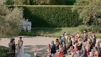 Lokasi tukar cincin dan pembacaan sumpah digelar di luar ruangan di halaman rumah Charlie Puth di Montecito, California, Amerika Serikat.