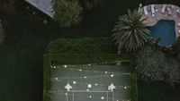 Jika dilihat dari atas, lapangan tennis di rumah Charlie Puth diubah menjadi venue pesta yang elegan dan meriah.
