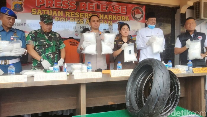 Penangkapan PMI Ilegal yang menyelundupkan narkoba dari Malaysia ke Madura. (Perdana Ramadhan/detikSumut)