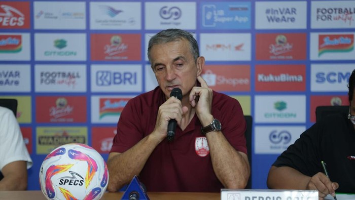 Pelatih Persis Solo Milomir Seslija, saat konferensi pers di Stadion Gelora Bung Tomo (GBT), Surabaya, Rabu (18/9/2024).