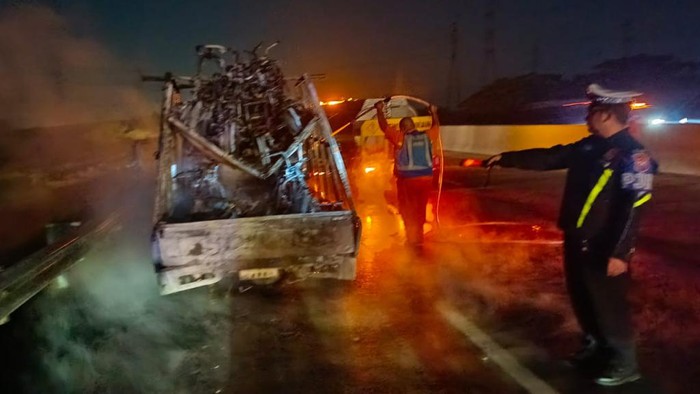 Pikap muat motor listrik terbakar di Tol Gempol-Pasuruan