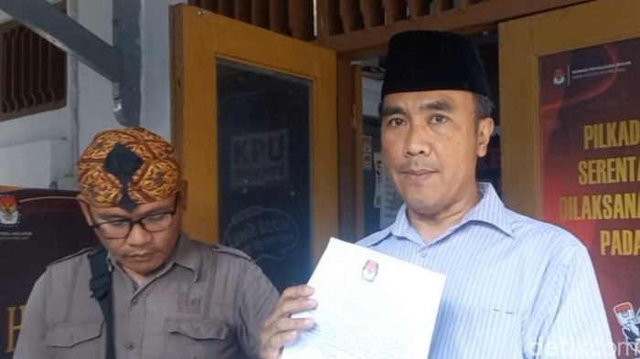 Siswanto didampingi kuasa hukumnya  mengajukan tanggapan masyarakat terkait bakal calon bupati dan wakil bupati Pemalang di Pilkada 2024 ke KPU Pemalang, Rabu (18/9/2024).