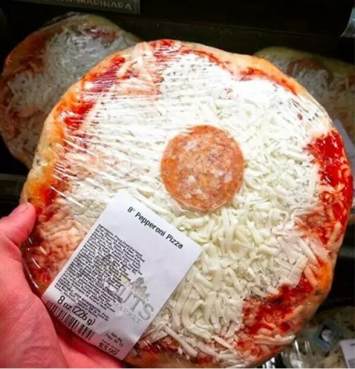Pizza dengan bentuk menyeramkan 10 Pizza dengan Tampilan Aneh dan Menyeramkan, Mau Cicip?