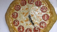Terlalu kreatif hingga menjadi aneh cocok untuk menyebut pencipta pizza ini. Pasalnya, siapa lagi yang berkreasi untuk membuat pizza seperti jam? Foto: Boredpanda