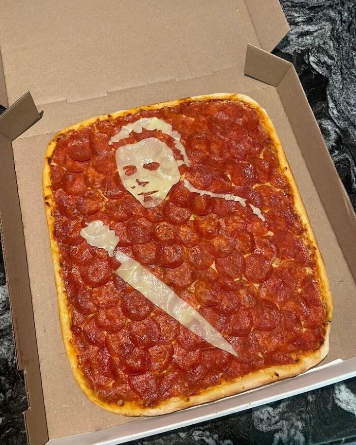 Pizza dengan bentuk menyeramkan 10 Pizza dengan Tampilan Aneh dan Menyeramkan, Mau Cicip?