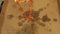 Terlalu lapar, seorang rekan satu kamar tega menyisakan pizza tanpa isi. Hanya ada satu iris pizza, itupun bagian tengahnya sudah dilahap habis. Foto: Boredpanda