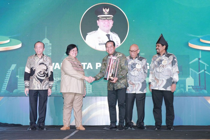 Pj Walkot Probolinggo Raih Penghargaan Green Leadership Nirwasita Tantra