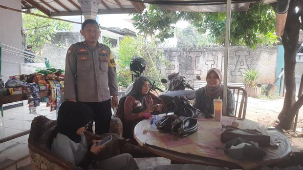 Polisi cek warung yang jadi lokasi pencurian di Sawangan, Depok, Jabar.