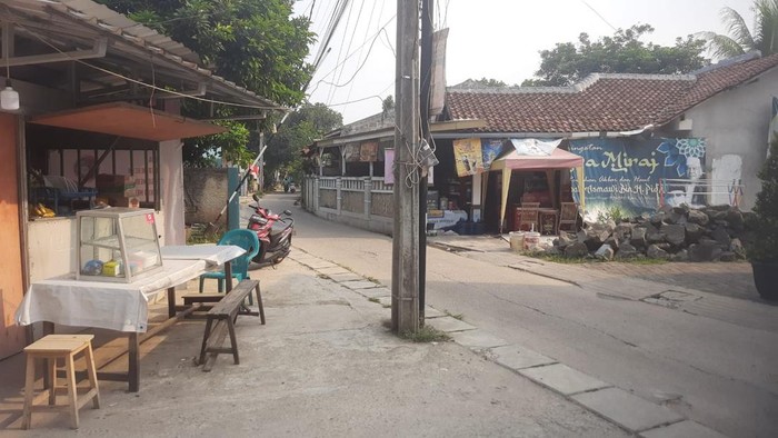 Polisi cek warung yang jadi lokasi pencurian di Sawangan, Depok, Jabar.