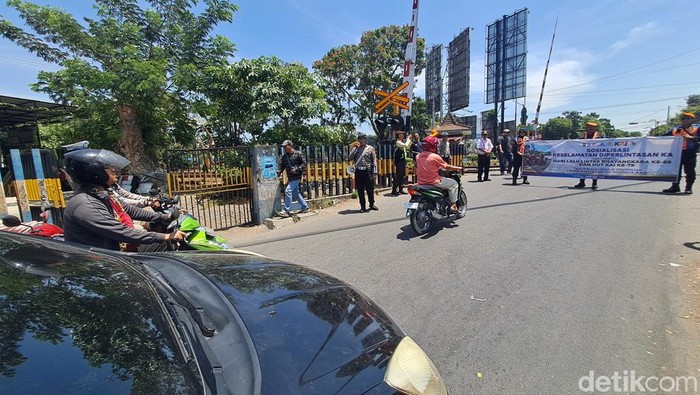 Polisi Ingatkan Pengendara Tak Terobos Palang KA di Jombang