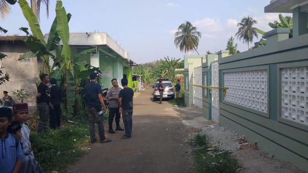 Polisi mendatangi TKP perampok aniaya sekeluarga dan tewaskan suami di Cibungbulang, Bogor, Jawa Barat