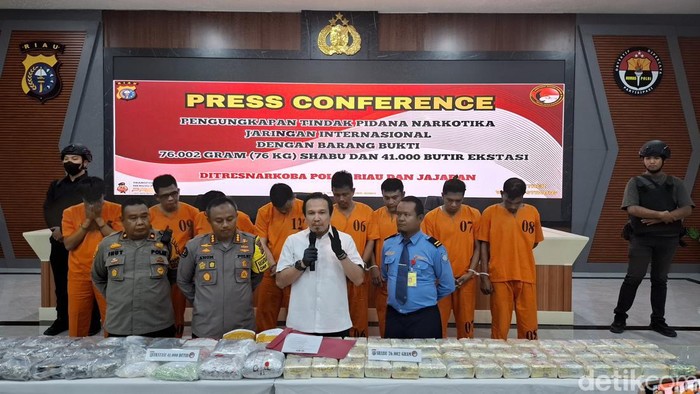 Polisi menunjukkan barang bukti 76 Kg sabu dan 41 ribu butir ekstasi (Raja Adil/detikcom)