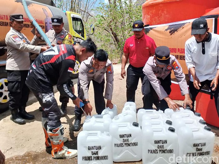 Polres Ponorogo bersama komunitas Trail Bhareta menggelar bakti sosial