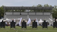 Panitia penyelenggara terpaksa menunda pertandingan panahan akibat cuaca buruk yang menyebabkan fasilitas rusak. 