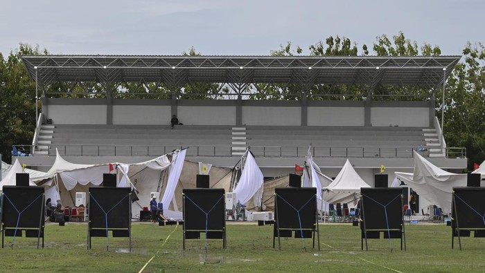 PON XXI Aceh-Sumut: Venue panahan terdampak cuaca buruk Panitia memeriksa tiang bendera yang ambruk diterjang angin di venue panahan, Kompleks Stadion Harapan Bangsa, Banda Aceh, Aceh, Rabu (18/9/2024). Panitia penyelenggara terpaksa menunda pertandingan panahan akibat cuaca buruk yang menyebabkan fasilitas rusak. ANTARA FOTO/Adeng Bustomi