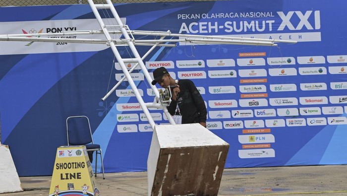 Panitia memeriksa tiang bendera yang ambruk diterjang angin di venue panahan, Kompleks Stadion Harapan Bangsa, Banda Aceh, Aceh, Rabu (18/9/2024). Panitia penyelenggara terpaksa menunda pertandingan panahan akibat cuaca buruk yang menyebabkan fasilitas rusak. ANTARA FOTO/Adeng Bustomi