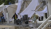 Panitia memperbaiki tenda venue panahan yang ambruk diterjang angin di Kompleks Stadion Harapan Bangsa, Banda Aceh, Aceh, Rabu (18/9/2024). 