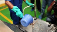 Usai dibersihkan, ikan digiling hingga menjadi bubur-bubur ikan. Setelah itu dimasukkan ke mesin hidrolisat. Fatih bilang mesin inilah yang memisahkan protein ikan dari tulangnya. Prosesnya hanya membutuhkan waktu dua-tiga jam.