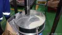 Usai melalui proses di mesin hidrolisat, bubur ikan akan menjadi cairan yang mengandung protein.