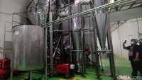 Cairan ini akan masuk ke mesin bernama feed tank spray dryer agar berubah menjadi bubuk.