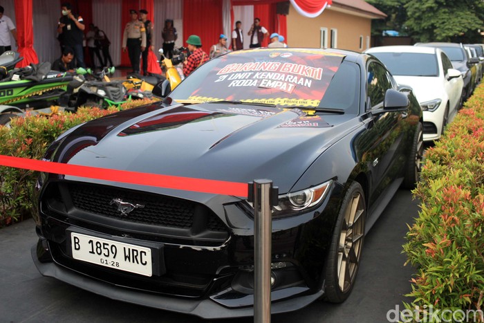 Sejumlah kendaraan mewah disita dari bandar narkoba jaringan HS alias H32. Ada Ford Mustang, Jeep Rubicon, motor trail, hingga jet ski.