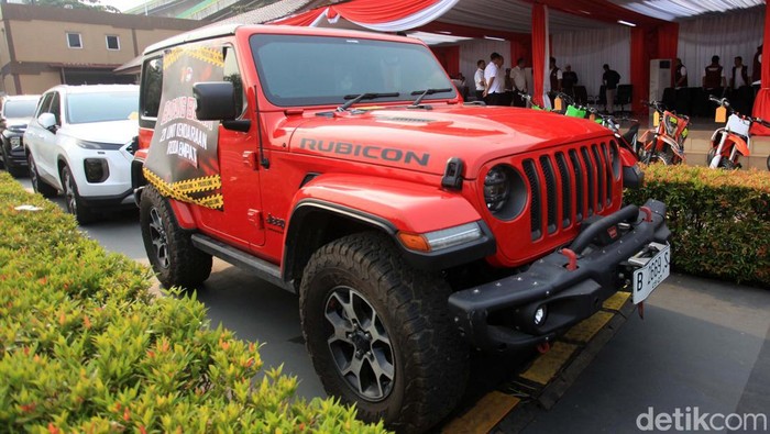 Sejumlah kendaraan mewah disita dari bandar narkoba jaringan HS alias H32. Ada Ford Mustang, Jeep Rubicon, motor trail, hingga jet ski.