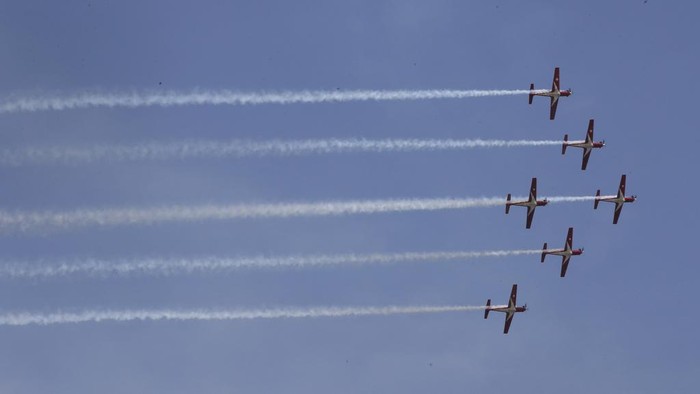 Potret Penampilan Tim Penerbangan Elit TNI AU di Bali Airshow Indonesia Air Force air demonstration, the Jupiter earobatic team, fly in formation during Bali air show in Denpasar, Bali, Indonesia Wednesday, Sept. 18, 2024. (AP Photo/Firdia Lisnawati)