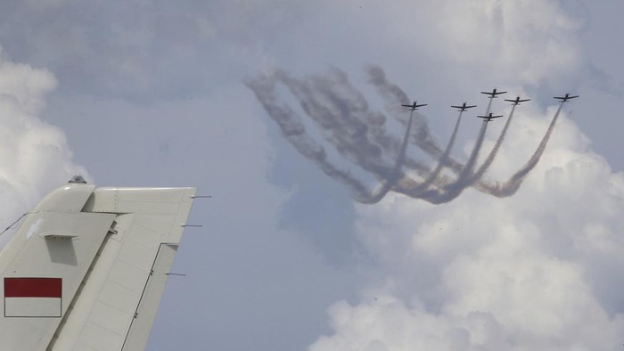 Indonesia Air Force air demonstration, the Jupiter earobatic team, fly in formation during Bali air show in Denpasar, Bali, Indonesia Wednesday, Sept. 18, 2024. (AP Photo/Firdia Lisnawati)
