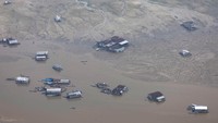Rumah-rumah terapung yang terdampar terlihat di Sungai Solimoes, dekat Tefe, negara bagian Amazonas, Brasil, salah satu anak sungai terbesar di Sungai Amazon, selama penerbangan Greenpeace, Selasa (17/9/2024).  