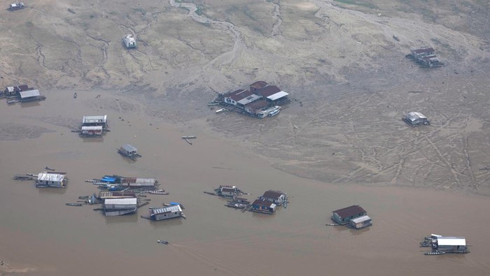 A floating house is seen next to a sandbank at the Solimoes River, one of the largest tributaries of the Amazon River, during a Greenpeace flyover to inspect what the National Center for Monitoring and Early Warning of Natural Disasters (Cemaden) says is the most intense and widespread drought Brazil has experienced since records began in 1950, near Tefe, Amazonas state, Brazil September 17, 2024. REUTERS/Jorge Silva