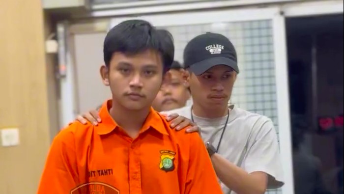 Pria berusia 20 tahun ditangkap anggota Polda Metro Jaya karena menjambret HP seorang nenek-nenek di daerah Klender, Jaktim. (IG @kasubditjatanraspmj)
