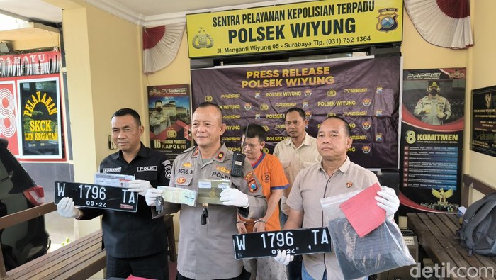 Purnomo Adi (41), pelaku pencurian mobil majikannya di Surabaya