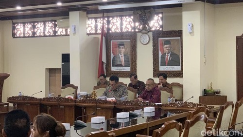 Rapat paripurna DPRD Bali dengan agenda penetapan pimpinan dewan, Rabu (18/9/2024).