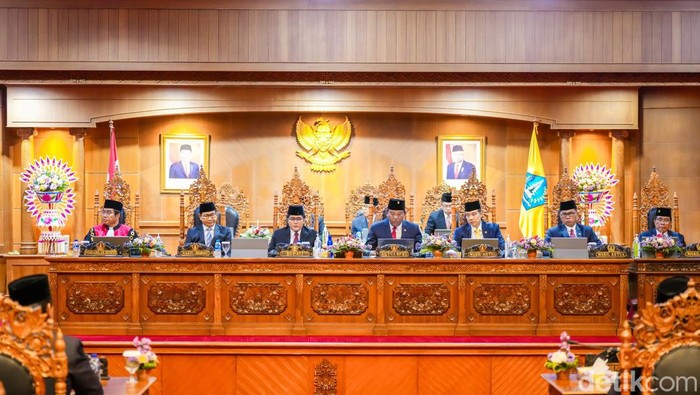 Rapat paripurna pelantikan dan pengangkatan pimpinan DPRD Badung periode 2024-2029, pada Rabu (18/9/2024). (Foto: Agus Eka/detikBali)