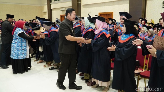 Ratusan Peserta Sekolah Orang Tua Hebat Lamongan Diwisuda