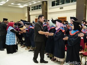 Ratusan Peserta Sekolah Orang Tua Hebat Lamongan Diwisuda