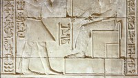 Kuil Edfu merupakan kuil terbesar kedua di Mesir kuno berdasarkan ukurannya, juga salah satu kuil yang paling terawat di Mesir. Kuil ini dibangun pada masa pemerintahan Raja Ptolemeus III Euergetes dan dirampungkan pada masa pemerintahan Raja Ptolemeus XII. Foto: (Dokumentasi Kementerian Pariwisata dan Kepurbakalaan Mesir via FB)