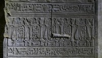 Kuil ini memiliki banyak prasasti dan ilustrasi yang memberikan informasi penting tentang bahasa Mesir kuno, mitologi, kepercayaan agama, dan praktik peribadatan di era Ptolomeus. Penemuan baru ini menawarkan wawasan baru tentang praktik keagamaan Mesir pada era Ptolemeus. Foto: (Dokumentasi Kementerian Pariwisata dan Kepurbakalaan Mesir via FB)