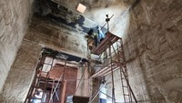 Misi pemugaran ini difokuskan pada pemugaran langit-langit kuil, yang didedikasikan untuk kuil dewa berkepala elang Horus. Proyek pemugaran, yang didanai oleh Yayasan Gerda Henkel Jerman, telah berlangsung sejak 2021 dan bertujuan untuk melestarikan dan meningkatkan nilai sejarah kuil kuno tersebut. Foto: (Dokumentasi Kementerian Pariwisata dan Kepurbakalaan Mesir via FB)