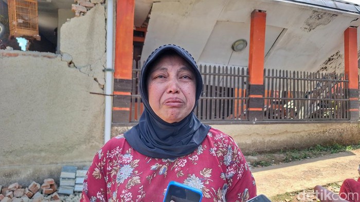 Reni Herawati (47), saat wawancara bersama awak media.