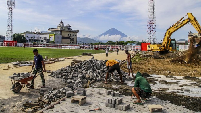 Foto udara suasana renovasi di Stadion Gelora Kie Raha di Ternate, Maluku Utara, Rabu (18/9/2024). Renovasi stadion dengan luas 4.182 meter persegi yang menelan anggaran sebesar Rp11 miliar tersebut telah mencapai progres hingga 90 persen. ANTARA FOTO/Andri Saputra/agr