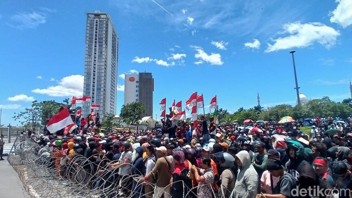 Ribuan masyarakat Tanjung Uncang, Batu Aji, Batam berdemonstrasi di depan kantor BP Batam. (Alamudin/detikSumut)