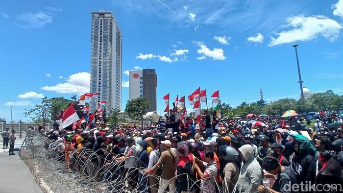 Ribuan warga Kelurahan Tanjung Uncang, Batu Aji, Batam, Kepulauan Riau (Kepri) berunjuk rasa. (Alamudin Hamapu/detikSumut)
