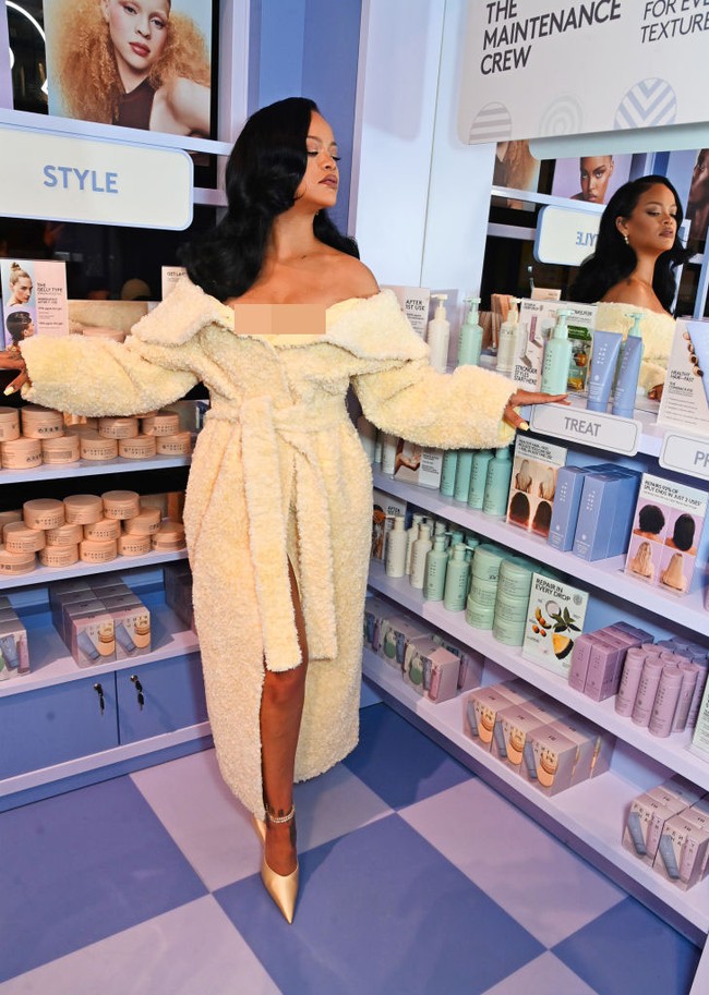 Rihanna Hadir di department store Selfridges untuk merayakan peluncuran lini perawatan rambut dari brand miliknya, Fenty Hair. Pelantun lagu ‘Diamond’ ini tampil dengan statement gaya, mengenakan wrap dress yang mirip jubah mandi. Foto: Dave Benett/Getty Images